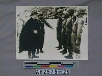 藏品(故總統蔣公生活照片：巡視金馬前線與戰士合影)的圖片